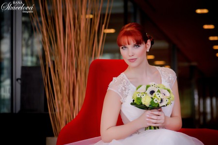 Fotografie: Hana Skacelova - fotografie www.hanaskacelova.cz  Vizáž: Make-up artist Lucie Hromádková https://www.luciehromadkova.cz/  Šaty: Miabella (Lenka Izsák) https://www.miabella.cz/  Květiny: Simea květiny - Simona Kahudová https://www.simea-kvetiny.cz